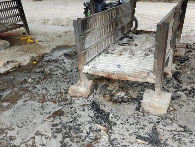 Claiming to be Dakin, the mob ate the ashes of the woman and her husband in nandurbar | शॉकिंग! डाकीण समजून जमावाने महिलेसह तिच्या पतीला खाऊ घातली स्मशानातील राख Claiming to be Dakin, the mob ate the ashes of the woman and her husband in nandurbar | शॉकिंग! डाकीण समजून जमावाने महिलेसह तिच्या पतीला खाऊ घातली स्मशानातील राख