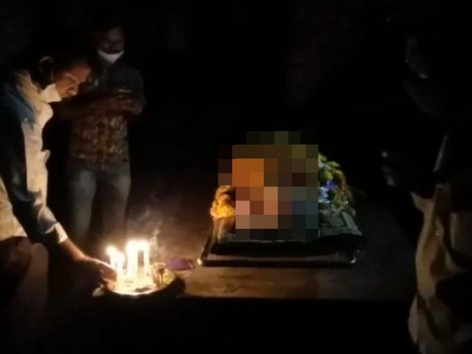 The power supply in the cemetery was cut off and the funeral started in the dark in thane | स्मशानातील वीज पुरवठाच खंडीत, अंधारातच सुरू केले अंत्यसंस्कार The power supply in the cemetery was cut off and the funeral started in the dark in thane | स्मशानातील वीज पुरवठाच खंडीत, अंधारातच सुरू केले अंत्यसंस्कार