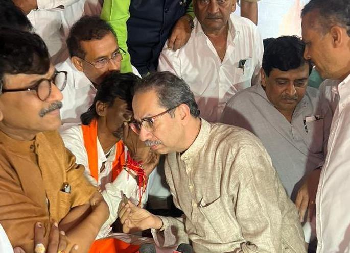 Uddhav Thackeray in the Mandap in Antarwali; Direct warning from the protest site to government | उद्धव ठाकरे अंतरवालीतील मंडपात; आंदोलन स्थळावरुन सरकारला थेट इशारा Uddhav Thackeray in the Mandap in Antarwali; Direct warning from the protest site to government | उद्धव ठाकरे अंतरवालीतील मंडपात; आंदोलन स्थळावरुन सरकारला थेट इशारा