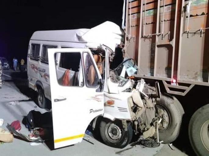 Nashik's entire family fell to death on 'Samriddhi'; Friends took their last breath together | ‘समृद्धी’वर नाशिकचे संपुर्ण कुटुंब पडले मृत्युमुखी; मैत्रिणींनी सोबत घेतला अखेरचा श्वास Nashik's entire family fell to death on 'Samriddhi'; Friends took their last breath together | ‘समृद्धी’वर नाशिकचे संपुर्ण कुटुंब पडले मृत्युमुखी; मैत्रिणींनी सोबत घेतला अखेरचा श्वास