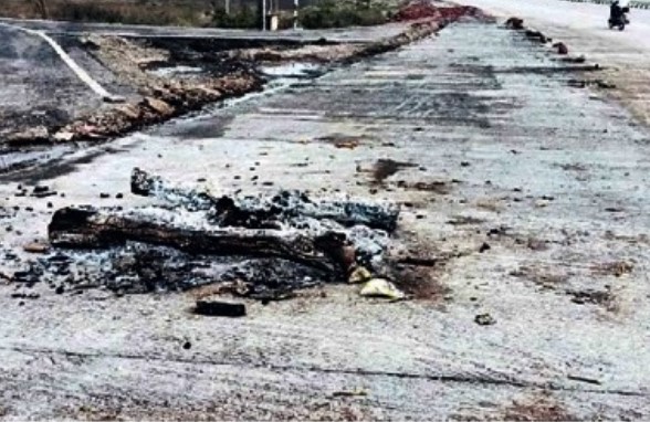 As there is no cemetery, the funeral of a backward class person is on the road in mohol solapur | स्मशानभुमी नसल्यानं मागासवर्गीय मृत व्यक्तीचा रस्त्यावरच अंत्यविधी As there is no cemetery, the funeral of a backward class person is on the road in mohol solapur | स्मशानभुमी नसल्यानं मागासवर्गीय मृत व्यक्तीचा रस्त्यावरच अंत्यविधी