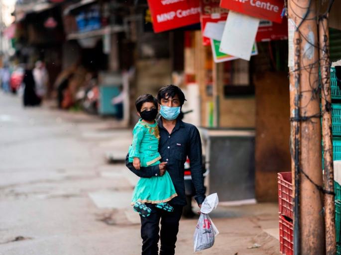 CID officer arrested in Gevrai beed | मास्क नसल्याची बतावणी करुन लूट, तोतया सीआयडी अधिकारी अटेकत CID officer arrested in Gevrai beed | मास्क नसल्याची बतावणी करुन लूट, तोतया सीआयडी अधिकारी अटेकत