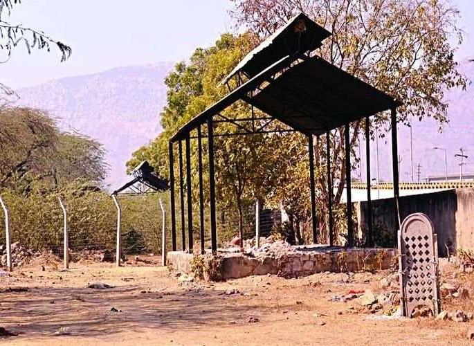 A woman was handcuffed and beaten in a graveyard on suspicion of witchcraft in nandurbar | धक्कादायक! जादूटोणा केल्याच्या संशयावरून महिलेस हात बांधून स्मशानभूमीत फिरवले, जबर मारहाणसुद्धा A woman was handcuffed and beaten in a graveyard on suspicion of witchcraft in nandurbar | धक्कादायक! जादूटोणा केल्याच्या संशयावरून महिलेस हात बांधून स्मशानभूमीत फिरवले, जबर मारहाणसुद्धा