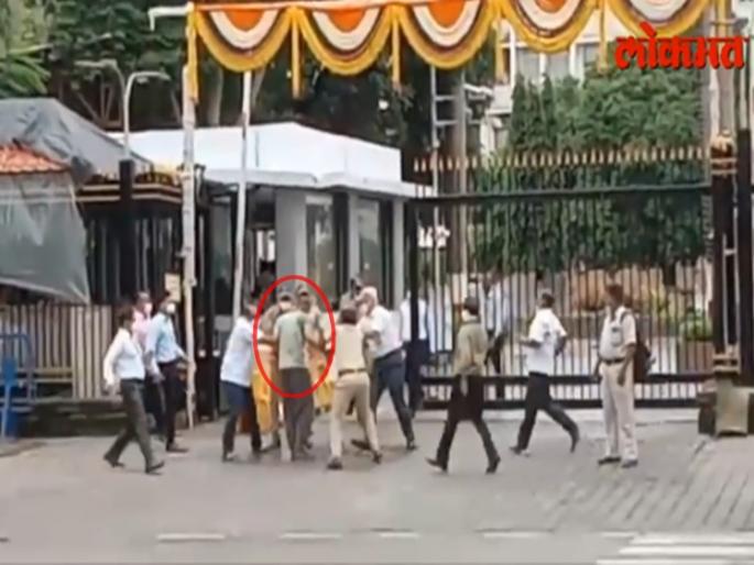Attempted suicide of a farmer outside the mantralaya mumbai, police rushed at spot | मंत्रालयाबाहेरच शेतकऱ्याचा आत्महत्येचा प्रयत्न, पोलिसांनी घेतली धाव Attempted suicide of a farmer outside the mantralaya mumbai, police rushed at spot | मंत्रालयाबाहेरच शेतकऱ्याचा आत्महत्येचा प्रयत्न, पोलिसांनी घेतली धाव