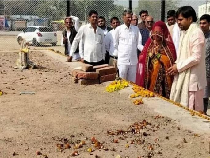 In the marriage, the girl expressed her desire; as soon as the bridegroom tied the knot with RPI to mulayamsingh yadav in mainpuri | लग्नातच मुलीचं अजबगजब फर्मान; लग्नगाठ बांधताच नवरदेवाने केली इच्छापूर्ती In the marriage, the girl expressed her desire; as soon as the bridegroom tied the knot with RPI to mulayamsingh yadav in mainpuri | लग्नातच मुलीचं अजबगजब फर्मान; लग्नगाठ बांधताच नवरदेवाने केली इच्छापूर्ती