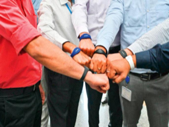 No ticket hassle; Wear a smart band and travel on the Mumbai Metro | नको तिकीटाची झंझट; स्मार्ट बँड घालून करा मुंबई मेट्रोचा प्रवास No ticket hassle; Wear a smart band and travel on the Mumbai Metro | नको तिकीटाची झंझट; स्मार्ट बँड घालून करा मुंबई मेट्रोचा प्रवास