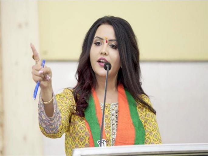 Ramdev Baba was wrong; Amrita Fadnavis' opinion about politics | ... तेव्हाच राजकारणात येईन, अमृता फडणवीसांनी स्पष्ट केली राजकीय भूमिका Ramdev Baba was wrong; Amrita Fadnavis' opinion about politics | ... तेव्हाच राजकारणात येईन, अमृता फडणवीसांनी स्पष्ट केली राजकीय भूमिका
