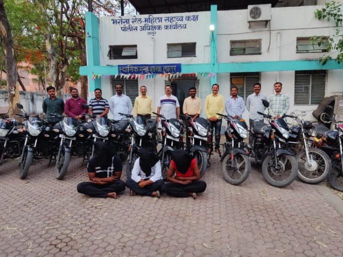 Latur police nabbed 4 persons including 25 two-wheelers! | लातूर पोलिसांनी २५ दुचाकींसह ४ जणांच्या मुसक्या आवळल्या ! Latur police nabbed 4 persons including 25 two-wheelers! | लातूर पोलिसांनी २५ दुचाकींसह ४ जणांच्या मुसक्या आवळल्या !