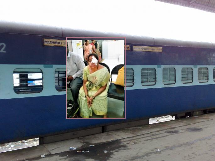 Stone pelted on running express, serious injury to passenger's eye | धावत्या एक्सप्रेसवर केली दगडफेक, प्रवाशाच्या डोळ्याला गंभीर दुखापत Stone pelted on running express, serious injury to passenger's eye | धावत्या एक्सप्रेसवर केली दगडफेक, प्रवाशाच्या डोळ्याला गंभीर दुखापत