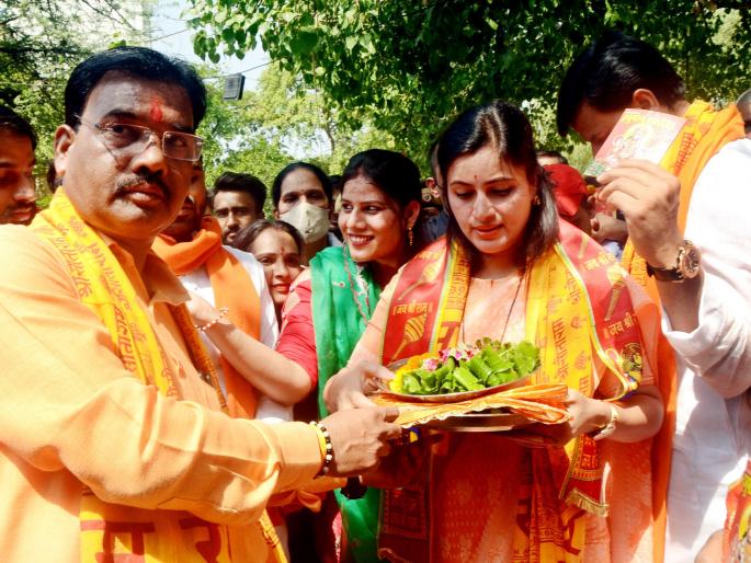 Navneet Rana's statement in the hands of opponents! | नवनीत राणांच्या वक्तव्याने विरोधकांच्या हाती कोलित; कडूंचाही भाजपला सवाल Navneet Rana's statement in the hands of opponents! | नवनीत राणांच्या वक्तव्याने विरोधकांच्या हाती कोलित; कडूंचाही भाजपला सवाल