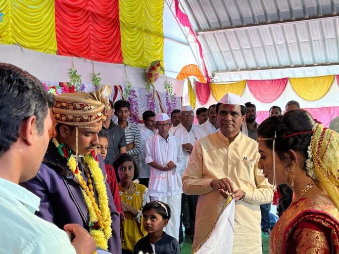 The sound is open ... The Union Minister Raosaheb Danave held a tight grip, a pleasant shock to the workers | Raosaheb Danve: नादच खुळा... केंद्रीयमंत्र्यांनी चक्क आतंरपाट धरला, कार्यकर्त्यांला सुखद धक्का