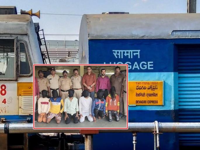 Early morning robbery in Devagiri Express in kalyan, robbers arrested after laying a trap | देवगिरी एक्सप्रेसमध्ये पहाटेच्या सुमारास दरोडा, सापळा रचून दरोडेखोरांना अटक Early morning robbery in Devagiri Express in kalyan, robbers arrested after laying a trap | देवगिरी एक्सप्रेसमध्ये पहाटेच्या सुमारास दरोडा, सापळा रचून दरोडेखोरांना अटक