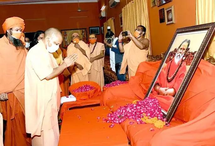 Mahant Narendra Giri's tells his last wish, said the successor and ashram | महंत नरेंद्र गिरींची 'ही' शेवटची इच्छा, महाराजांनी उत्तराधिकारीही सांगितला Mahant Narendra Giri's tells his last wish, said the successor and ashram | महंत नरेंद्र गिरींची 'ही' शेवटची इच्छा, महाराजांनी उत्तराधिकारीही सांगितला