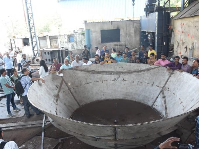 In this 'Hanuman' cauldron, 'Shriram Shira' will be cooked; 7000 kg Prasad | या ‘हनुमान’ कढईत शिजेल ‘श्रीराम शिरा’; ७००० किलोचा प्रसाद In this 'Hanuman' cauldron, 'Shriram Shira' will be cooked; 7000 kg Prasad | या ‘हनुमान’ कढईत शिजेल ‘श्रीराम शिरा’; ७००० किलोचा प्रसाद