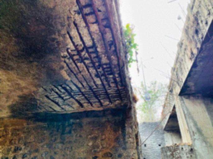 Ambernath's Kakole bridge is dangerous, fear of accident | अंबरनाथचा काकोळे पूल धोकादायक, अपघाताची भीती Ambernath's Kakole bridge is dangerous, fear of accident | अंबरनाथचा काकोळे पूल धोकादायक, अपघाताची भीती