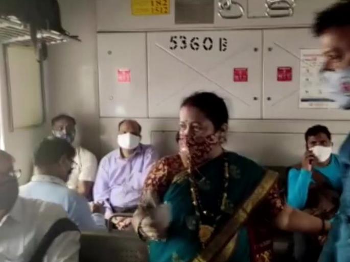 Mayor's local train journey to emphasize the importance of masks | मास्कचे महत्व पटवून देण्यासाठी महापौरांचा लोकल रेल्वे प्रवास