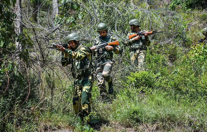 Jammu & Kashmir: 5 killed in Kashmir Valley terror attack | Jammu & kashmir : काश्मीर खोऱ्यात मोठा दहशतवादी हल्ला, 5 जवान शहीद Jammu & Kashmir: 5 killed in Kashmir Valley terror attack | Jammu & kashmir : काश्मीर खोऱ्यात मोठा दहशतवादी हल्ला, 5 जवान शहीद