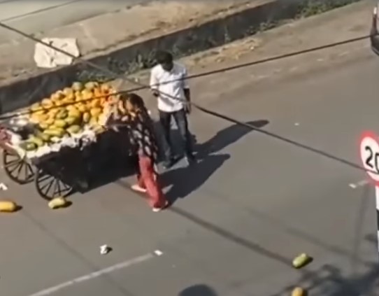 Viral Video : The video of the woman's aggression went viral, the Collector noted in bhopal | Viral Video : महिलेच्या आक्रस्ताळपणाचा व्हिडिओ व्हायरल, जिल्हाधिकाऱ्यांनी घेतली दखल Viral Video : The video of the woman's aggression went viral, the Collector noted in bhopal | Viral Video : महिलेच्या आक्रस्ताळपणाचा व्हिडिओ व्हायरल, जिल्हाधिकाऱ्यांनी घेतली दखल