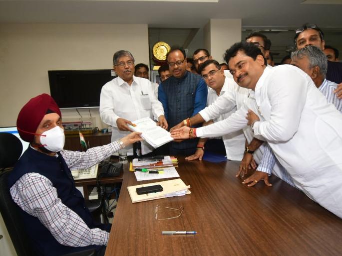 'Municipal elections postponed', BJP leader's written statement to the Election Commission of maharashtra by Chandrakant Patil | 'नगरपालिकांच्या निवडणुका पुढे ढकला', भाजप नेत्यांचं निवडणूक आयोगाला लेखी निवेदन 'Municipal elections postponed', BJP leader's written statement to the Election Commission of maharashtra by Chandrakant Patil | 'नगरपालिकांच्या निवडणुका पुढे ढकला', भाजप नेत्यांचं निवडणूक आयोगाला लेखी निवेदन