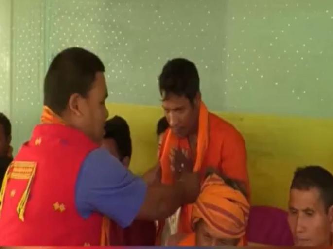 Effect of Chief Minister's Policy; 11 Family homecoming to Hinduism in aasam hemant biswa sarma | मुख्यमंत्र्यांच्या नितीचा परिणाम; ११ कुटुंबातील ४३ जणांची हिंदू धर्मात घरवापसी Effect of Chief Minister's Policy; 11 Family homecoming to Hinduism in aasam hemant biswa sarma | मुख्यमंत्र्यांच्या नितीचा परिणाम; ११ कुटुंबातील ४३ जणांची हिंदू धर्मात घरवापसी