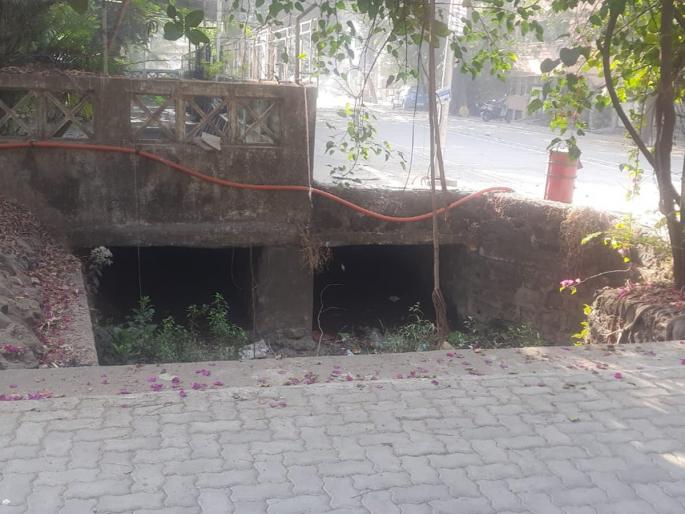 As there is no curb on the side of the road, school children riding bicycles are falling into the drain | रस्त्याच्या बाजूला कठडा नसल्याने वाढले अपघात; नाल्यात पडताहेत शाळकरी मुले As there is no curb on the side of the road, school children riding bicycles are falling into the drain | रस्त्याच्या बाजूला कठडा नसल्याने वाढले अपघात; नाल्यात पडताहेत शाळकरी मुले