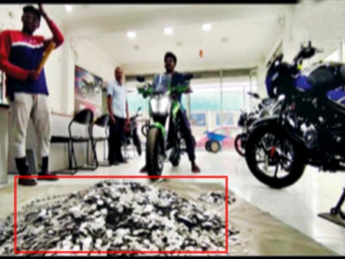Buy a bike for 2 lakh 60 thousand coins | ...अशी जमवली नाणी, 2 लाख 60 हजार नाणी देऊन बाईकची खरेदी