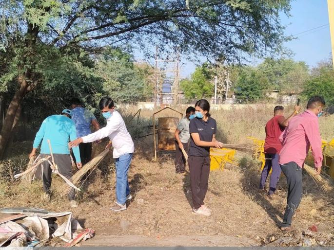Donation of officers and employees in the municipal council area! | नगरपरिषद परिसरात अधिकारी अन् कर्मचाऱ्यांचं श्रमदान!