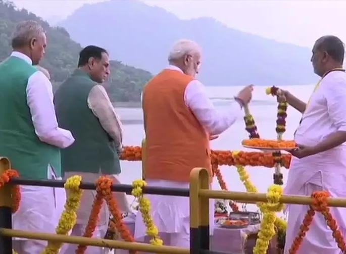 Narmada water colored politics, Modi's Gujarat election | नर्मदेच्या पाण्याचे रंगले राजकारण, PM मोदींच्या गुजरातचं इलेक्शन Narmada water colored politics, Modi's Gujarat election | नर्मदेच्या पाण्याचे रंगले राजकारण, PM मोदींच्या गुजरातचं इलेक्शन