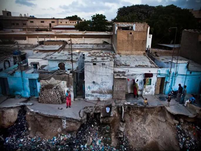 9.5 crore Pakistanis live in poverty | ९.५ कोटी पाकिस्तानी जगताहेत गरिबीच्या खाईत 9.5 crore Pakistanis live in poverty | ९.५ कोटी पाकिस्तानी जगताहेत गरिबीच्या खाईत