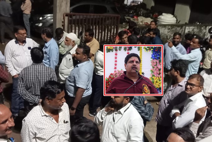 The MLAs vinod agrawal put the Mahadistribution Engineers in earshot, tension in the office | आमदारांनी महावितरण अभियंत्यांच्या कानशिलात लगावली, कार्यालयात तणाव The MLAs vinod agrawal put the Mahadistribution Engineers in earshot, tension in the office | आमदारांनी महावितरण अभियंत्यांच्या कानशिलात लगावली, कार्यालयात तणाव