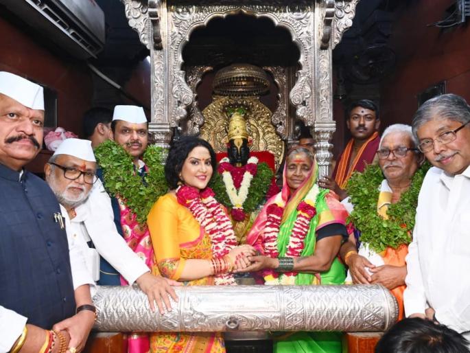 Varkari The couple from Nashik district was honored with the official Mahapuja along with the Deputy Chief Minister in pandharpur of kartiki Ekadashi | सोहळा कार्तिकीचा... नाशिक जिल्ह्यातील दाम्पत्यास उपमुख्यमंत्र्यांसह शासकीय महापूजेचा मान Varkari The couple from Nashik district was honored with the official Mahapuja along with the Deputy Chief Minister in pandharpur of kartiki Ekadashi | सोहळा कार्तिकीचा... नाशिक जिल्ह्यातील दाम्पत्यास उपमुख्यमंत्र्यांसह शासकीय महापूजेचा मान