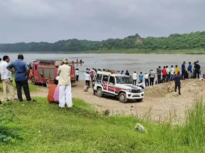 Went to save a friend and drowned, 5 youths were swept away in the river; Three are dead, search for two is on | मित्राला वाचवायला गेला अन् बुडाला, नदीत वाहून गेले ५ युवक; तिघांचा मृत्यू, दोघांचा शोध सुरू Went to save a friend and drowned, 5 youths were swept away in the river; Three are dead, search for two is on | मित्राला वाचवायला गेला अन् बुडाला, नदीत वाहून गेले ५ युवक; तिघांचा मृत्यू, दोघांचा शोध सुरू