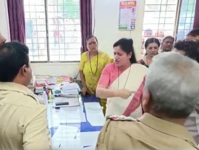 Our lives are threatened by the Navneet Rana family, the victimized youth under immense pressure | Navneet Rana: राणा कुटुंबीयांकडून आमच्या जीवाला धोका, तो पीडित तरुण प्रचंड दबावात