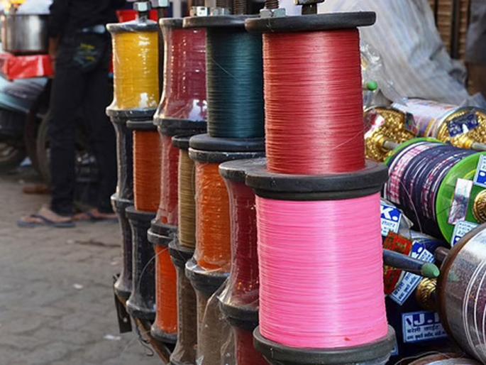 Street nets of cut-throat cats; Goods worth crores, seizure of only 21 lakhs | गळे कापणाऱ्या मांजाचे रस्त्यावर जाळे; माल कोट्यवधींचा, जप्ती २१ लाखांचीच Street nets of cut-throat cats; Goods worth crores, seizure of only 21 lakhs | गळे कापणाऱ्या मांजाचे रस्त्यावर जाळे; माल कोट्यवधींचा, जप्ती २१ लाखांचीच