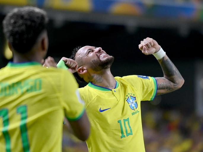 Brazil Neymar broke Pele's record! | नेमारने मोडला पेलेंचा विक्रम, हवेत मूठ आवळून जल्लोष Brazil Neymar broke Pele's record! | नेमारने मोडला पेलेंचा विक्रम, हवेत मूठ आवळून जल्लोष
