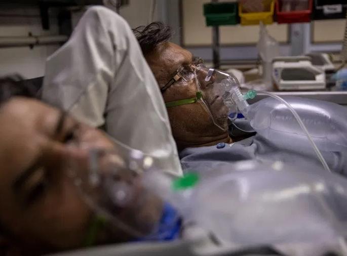 Oxygen deficiency kills 33 patients in the country | ऑक्सिजन तुटवड्यामुळे ३३ रुग्णांचा मृत्यू , नातेवाईकांची रुग्णालयात तोडफोड Oxygen deficiency kills 33 patients in the country | ऑक्सिजन तुटवड्यामुळे ३३ रुग्णांचा मृत्यू , नातेवाईकांची रुग्णालयात तोडफोड