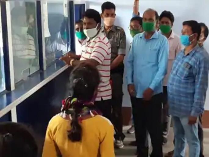 Jharkhand HRD minister applies for admission in class 11 as regular student | शिक्षणमंत्र्यांनी घेतलं 11 वीला अॅडमिशन, रांगेत उभारुन भरला अर्ज Jharkhand HRD minister applies for admission in class 11 as regular student | शिक्षणमंत्र्यांनी घेतलं 11 वीला अॅडमिशन, रांगेत उभारुन भरला अर्ज