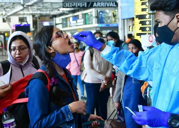 The risk of omicron increased in Mumbai, with genome sequencing testing finding 55 per cent patients | मुंबईत ओमायक्रॉनच्या धोका वाढला, जिनोम सिक्वेसिंग चाचणीत आढळले ५५ टक्के रुग्ण