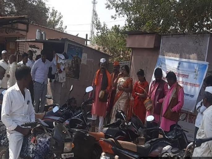 Vasudev, Potraj Village; Folk artists started performing jagar for government schemes | वासुदेव आला, पोतराजही गावोगावी; लोककलावंतांकडून शासकीय योजनांचा जागर Vasudev, Potraj Village; Folk artists started performing jagar for government schemes | वासुदेव आला, पोतराजही गावोगावी; लोककलावंतांकडून शासकीय योजनांचा जागर