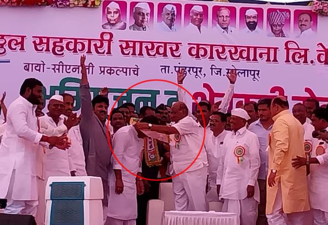 big news; Sharad Pawar threw NCP's punch on Abhijit Patil's neck in pandharpur | मोठी बातमी; भाजप संपर्कातील पाटलांच्या गळ्यात शरद पवारांनी टाकला राष्ट्रवादीचा पंचा