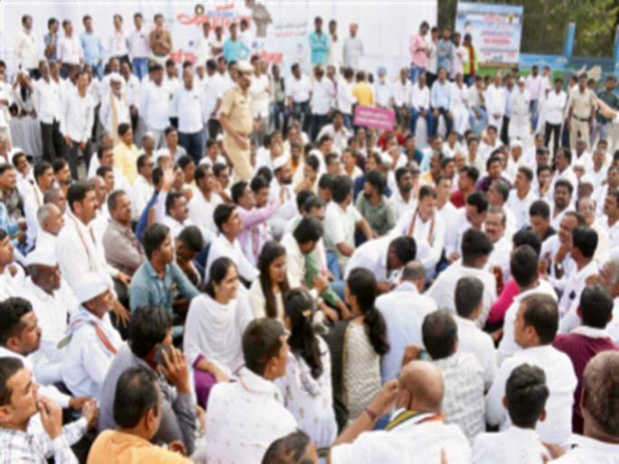 Water caught fire in Marathwada; Agitation against Ahmednagar, Nashik leaders | मराठवाड्यात पाणी पेटले; अहमदनगर, नाशिकच्या नेत्यांविरोधात आंदोलन Water caught fire in Marathwada; Agitation against Ahmednagar, Nashik leaders | मराठवाड्यात पाणी पेटले; अहमदनगर, नाशिकच्या नेत्यांविरोधात आंदोलन