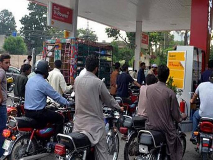 Inflation outbreak in Pakistan, petrol as high as Rs. 272. Liter | पाकमध्ये महागाईचा भडका, पेट्रोल तब्बल २७२ रु. लिटर Inflation outbreak in Pakistan, petrol as high as Rs. 272. Liter | पाकमध्ये महागाईचा भडका, पेट्रोल तब्बल २७२ रु. लिटर