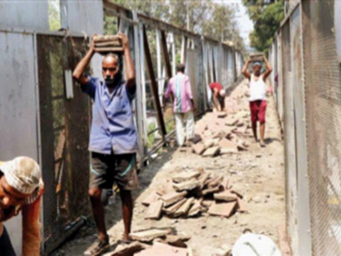 Commencement of demolition work of Lokgram pedestrian bridge | लोकग्रामचा पादचारी पूल पाडण्याच्या कामास प्रारंभ Commencement of demolition work of Lokgram pedestrian bridge | लोकग्रामचा पादचारी पूल पाडण्याच्या कामास प्रारंभ
