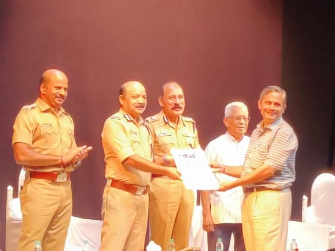 1 Crore 42 Lakhs were returned to citizens: Citizens are happy to get vehicles with jewels | १ कोटी ४२ लाखाचा ऐवज केला परत, पोलिसांच्या रुपाने ७० कुटुंबांना गणराय पावला 1 Crore 42 Lakhs were returned to citizens: Citizens are happy to get vehicles with jewels | १ कोटी ४२ लाखाचा ऐवज केला परत, पोलिसांच्या रुपाने ७० कुटुंबांना गणराय पावला