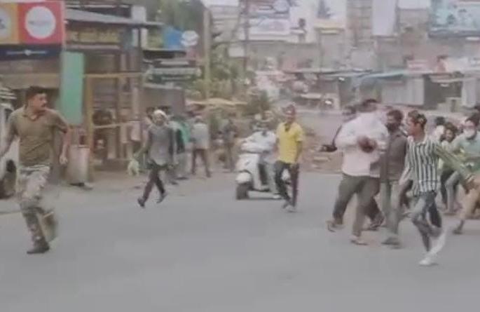 Mob attack on police in Sangamnera; Storm hurling | संगमनेरात पोलिसांवर जमावाचा हल्ला; तुफान दगडफेक Mob attack on police in Sangamnera; Storm hurling | संगमनेरात पोलिसांवर जमावाचा हल्ला; तुफान दगडफेक