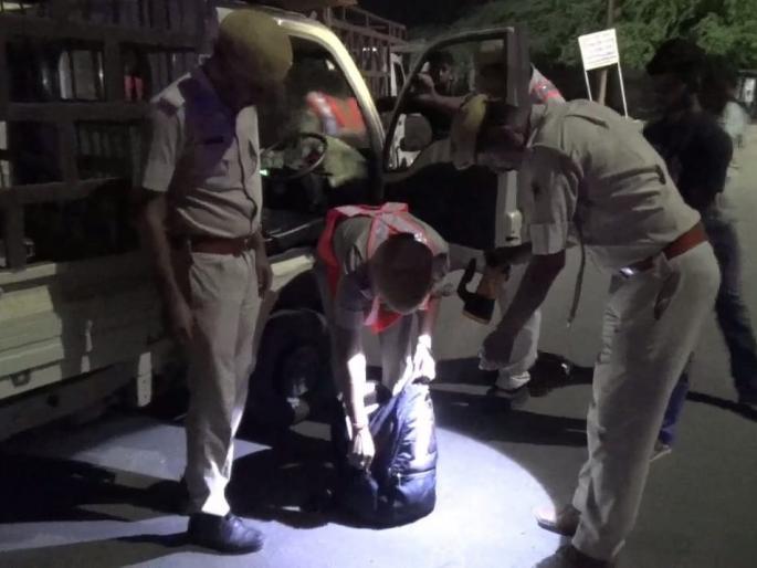 50 lakh seized from the vehicle during the blockade | लोकसभा निवडणूक अलर्ट; पोलीस नाकाबंदीत वाहनातून ५० लाख जप्त 50 lakh seized from the vehicle during the blockade | लोकसभा निवडणूक अलर्ट; पोलीस नाकाबंदीत वाहनातून ५० लाख जप्त