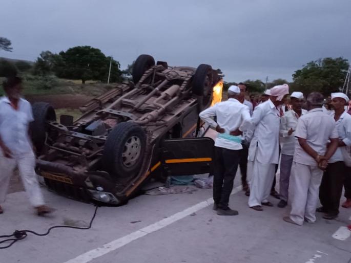 13 Warakaris were injured when a car rammed into a Warakaris Dindi, An accident took place on Miraj-Pandharpur road | वारकऱ्यांच्या दिंडीत भरधाव जीप घुसली, २५ वारकरी जखमी; चाैघांची प्रकृती गंभीर 13 Warakaris were injured when a car rammed into a Warakaris Dindi, An accident took place on Miraj-Pandharpur road | वारकऱ्यांच्या दिंडीत भरधाव जीप घुसली, २५ वारकरी जखमी; चाैघांची प्रकृती गंभीर