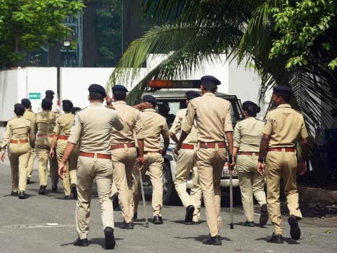 Transfer and suspension are the two weapons to remove the police | ताजा विषय- पोलिसांचा पाणउतारा करण्यासाठी बदली व निलंबन ही दोन शस्त्रे Transfer and suspension are the two weapons to remove the police | ताजा विषय- पोलिसांचा पाणउतारा करण्यासाठी बदली व निलंबन ही दोन शस्त्रे