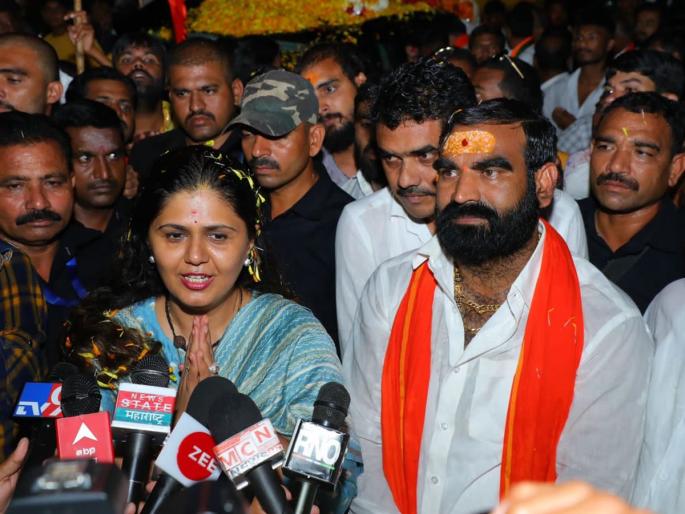 "Santosh Bangar's Domineering Administration", Blessings for Ministership from Pankaja Munden | "संतोष बांगरांचा दबंग कारभार", पंकजा मुंडेंकडून कौतुक, मंत्रीपदासाठी आशीर्वाद "Santosh Bangar's Domineering Administration", Blessings for Ministership from Pankaja Munden | "संतोष बांगरांचा दबंग कारभार", पंकजा मुंडेंकडून कौतुक, मंत्रीपदासाठी आशीर्वाद