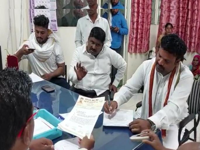 60 poor families in darkness since 1 year, Jan Shakti attack against Mahavitran in amravati | 1 वर्षापासून गरिबांची 60 कुटुंब अंधारात, महावितरण विरोधात जनशक्तीचा प्रहार 60 poor families in darkness since 1 year, Jan Shakti attack against Mahavitran in amravati | 1 वर्षापासून गरिबांची 60 कुटुंब अंधारात, महावितरण विरोधात जनशक्तीचा प्रहार